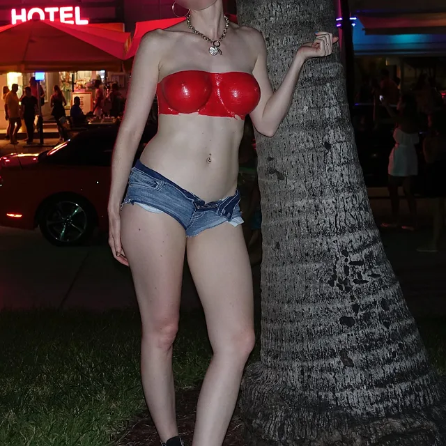 In public with a bodypainted top ☺️ Who said body paint doesn't count as for @miaexhib on Babe Plug