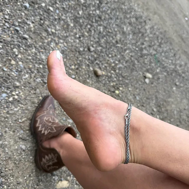 Just some dirty sweaty parking lot feet preview image for OnlyFans @lippylittlelayla on Babe Plug