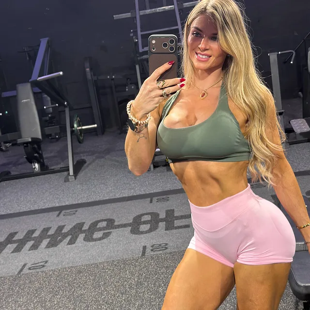 brave enough to date a buffed babe? preview image for @famouslumina on Babe Plug