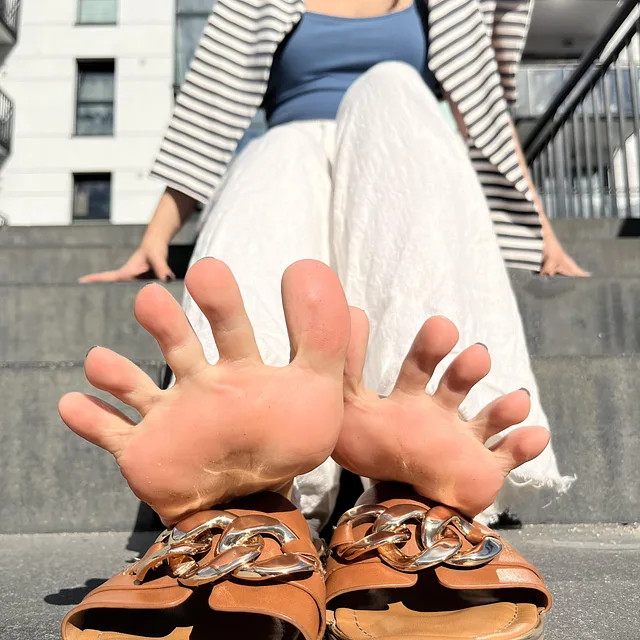 Public toe spreads 🤭 preview image for @sophia_rossi_ on Babe Plug