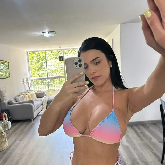 Who wants to taste this Latina mom preview image for OnlyFans @ellyyy009 on Babe Plug