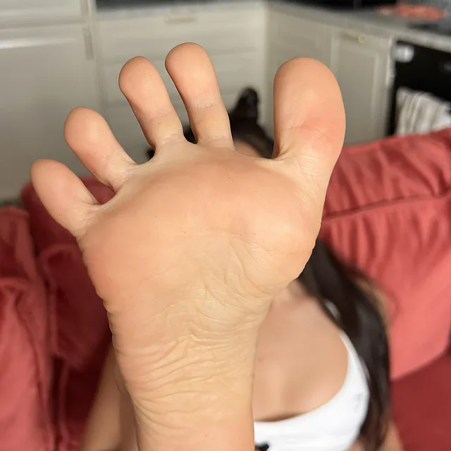 You better lick in between every toe after my workout 🥵 preview image for @sophia_rossi_ on Babe Plug