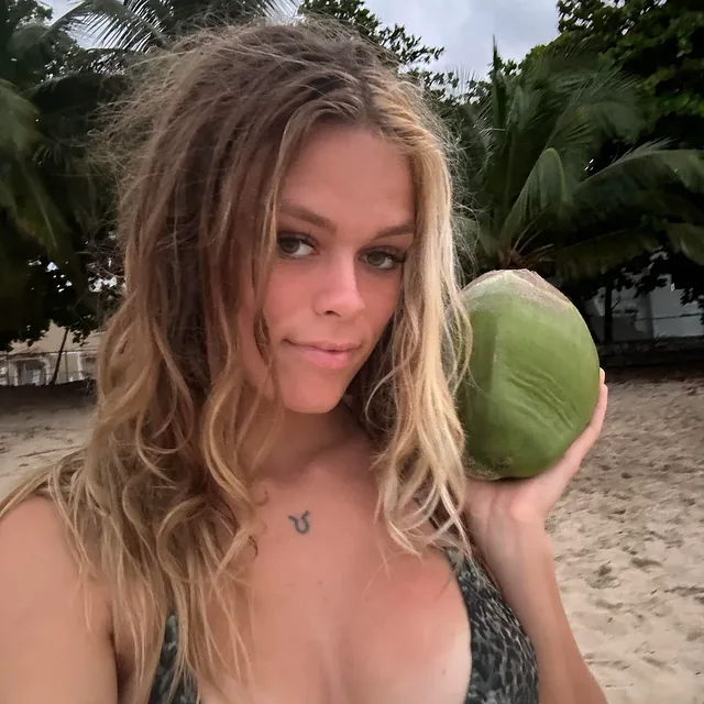 babe!! i got u a coconut preview image for OnlyFans @heav3nkissed on Babe Plug