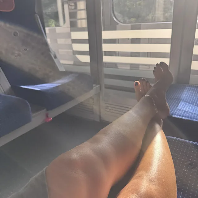 These feet got most erotic touch ever at outdoor cafe table this week🥵 and he for OnlyFans @longtoessoleslady on Babe Plug