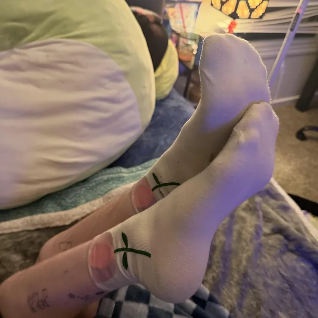 The flowers just eat me UP, they’re so cute preview image for OnlyFans @feetiecutieee on Babe Plug