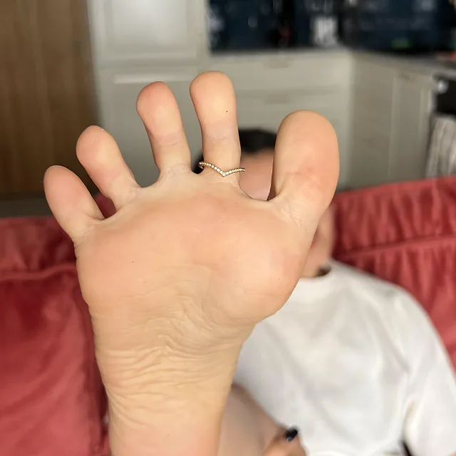 Stick your nose in between 😏 preview image for @sophia_rossi_ on Babe Plug